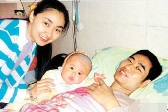 丛飞病重期间和妻子邢丹、女儿小静静，一张温馨的合影，这张照片拍摄于2006年初深