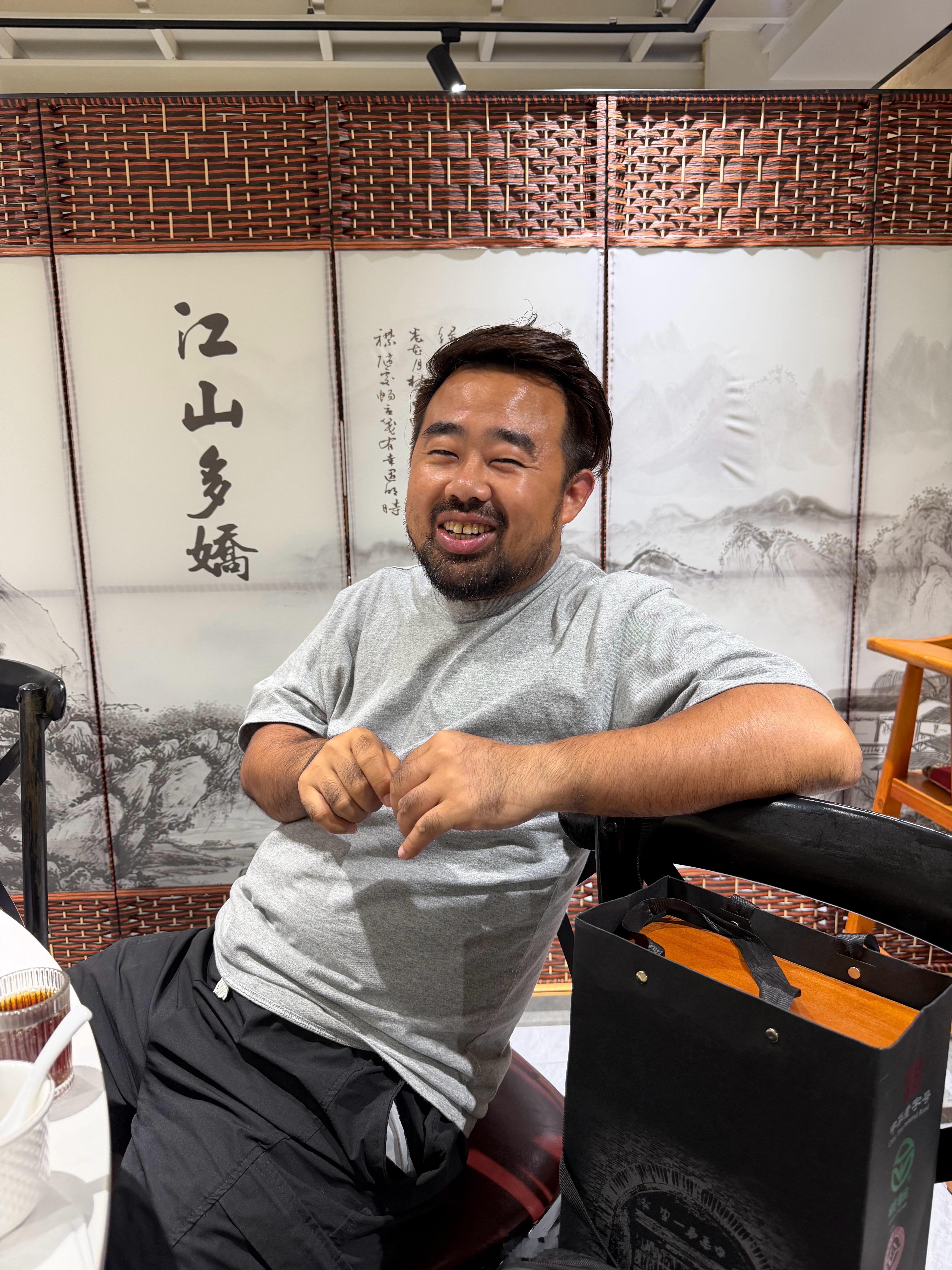 和孟大胡子会面完毕，精力真好，开了一路车，凌晨两点还能谈笑风生，不愧是 90 后