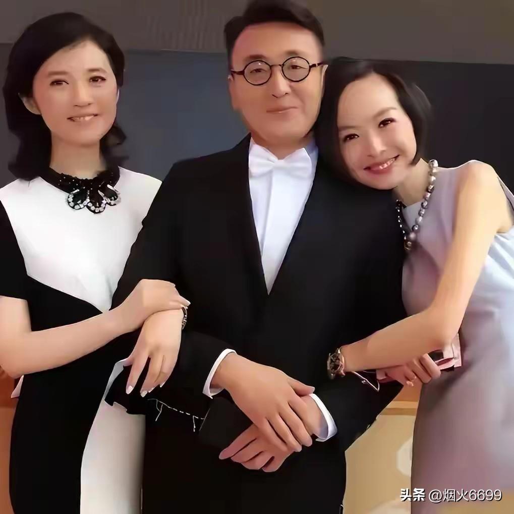 这张合照，堪称经典中的经典，窦文涛硬生生被鲁豫掰成了S。
鲁豫整个人直接黏在窦文