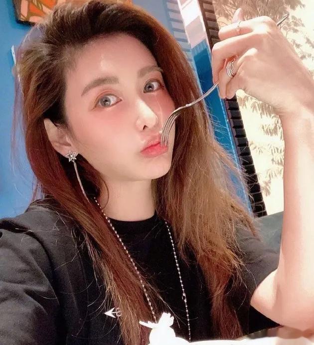 #曝蝴蝶姐姐离婚#据台媒报道，“蝴蝶姐姐”恺乐和医生老公已离婚，目前悄然回台，并