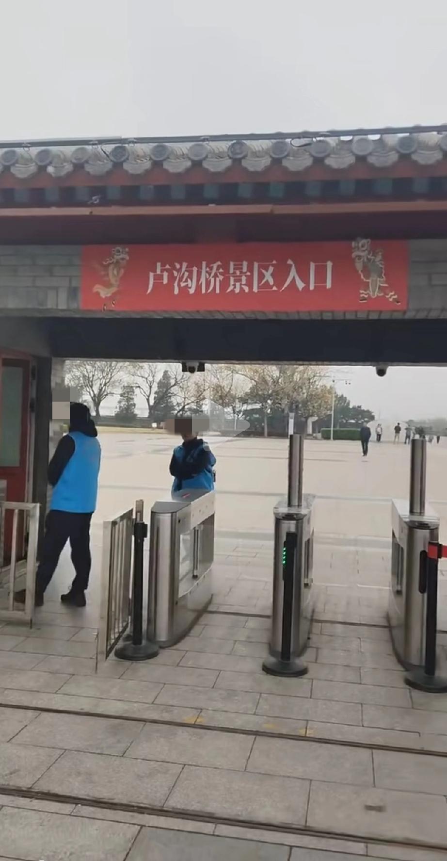 先烈们，我来了，进去看你们要收费，我没钱就不进去了，远远看你们一眼，向你们致敬！