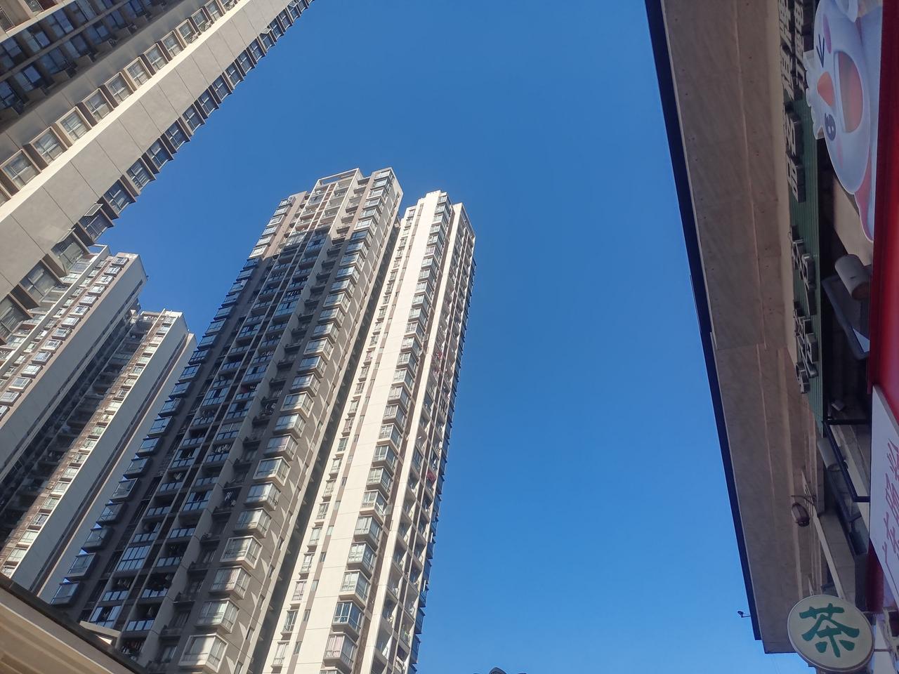 可以分享一张你拍的天空美照吗重庆今日的天空，蓝蓝的！很是好看！