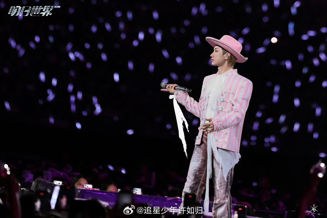 汪苏泷鸟巢居然有这么多好看衣服鸟巢演唱会诚意满满！汪苏泷接连更换多套舞台服装，每
