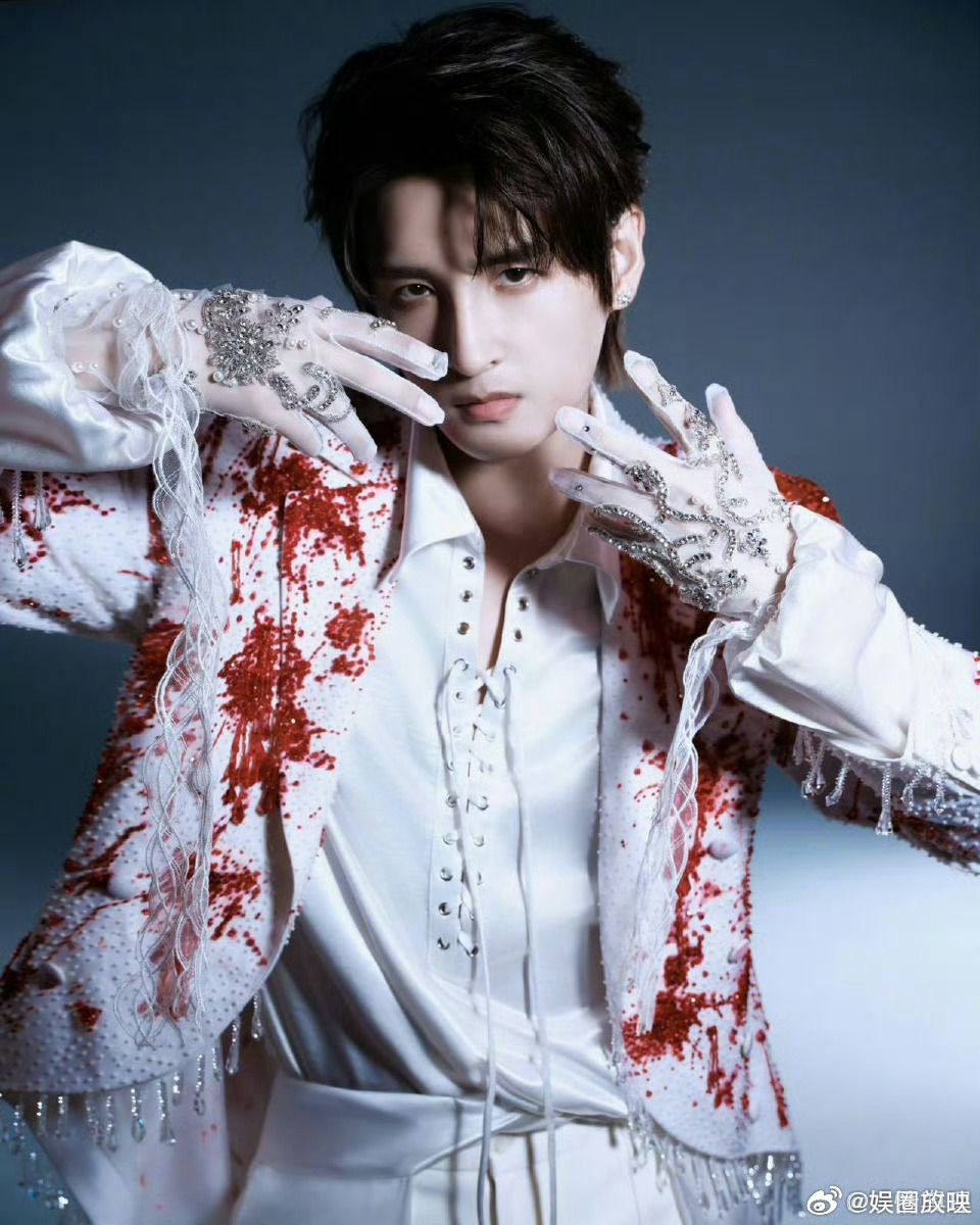 张远回应自己手小抓财张远和元宝姐姐的互怼日常太搞笑了！暗黑风出发图被扒小手，演唱