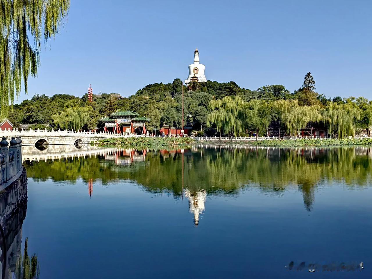 进入北海公园南门，放眼望去，碧波粼粼，白塔伫立，耳边响起《让我们荡起双桨》的优美