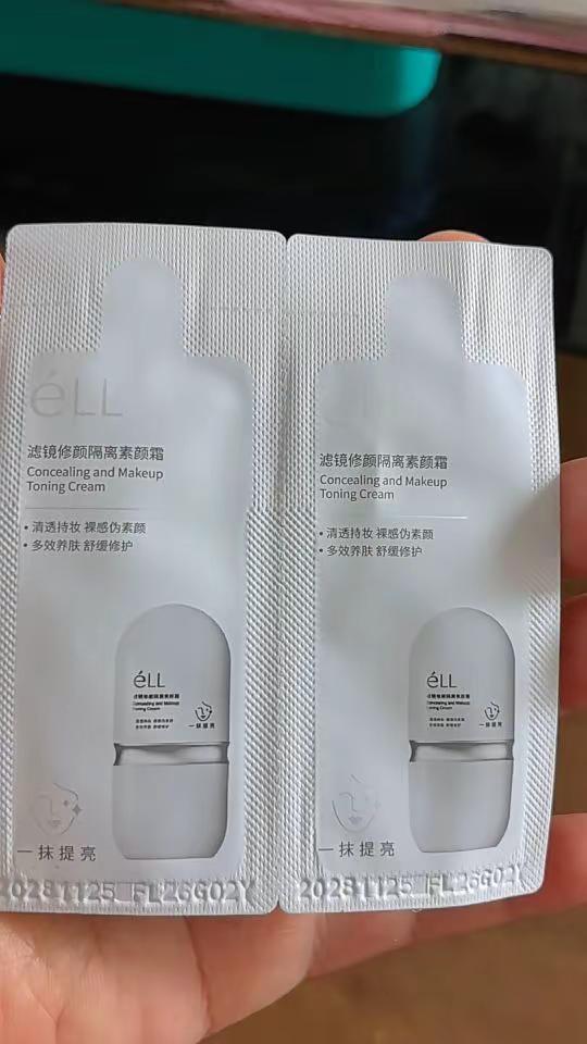 还挺好用的，在脸上点一点，不需要粉扑，直接用手就能擦整张脸，白、透，效果不错呢。