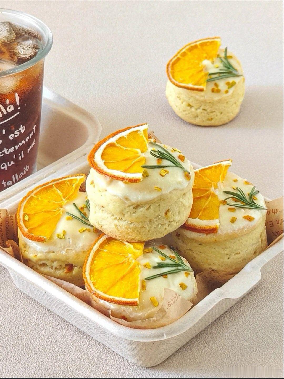 上次买了N多橙子🍊至今未吃完正好做个清新的香橙司康【材料】大约为6-7个司康：