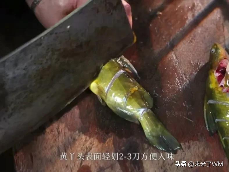 黄丫头烧豆腐-赣南老俵菜

   一筷子夹起黄丫头整条鱼
（上海人叫昂刺魚），鱼