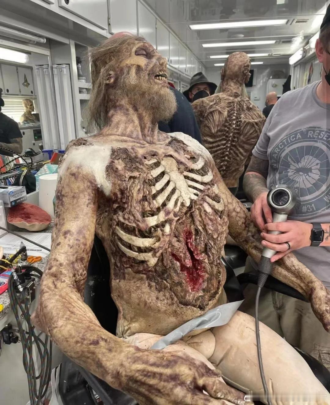 《行尸走肉》中行尸幕后化妆照 