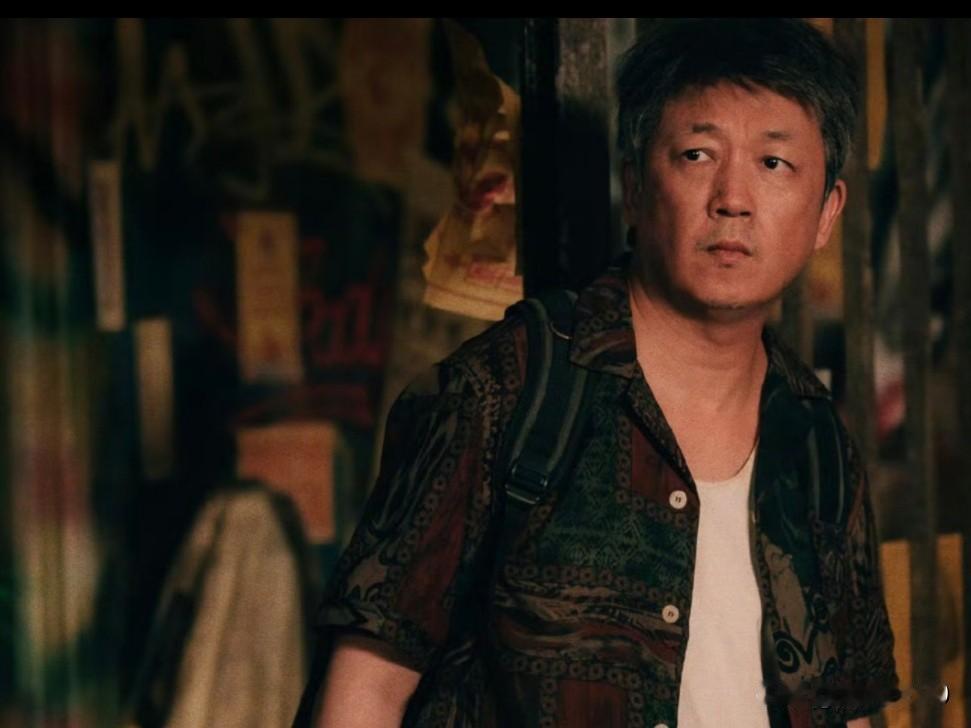 刚播3集就火了！潘粤明新剧杀疯了，这才叫“叔圈天菜”！
本来抱着试试看的心态点开