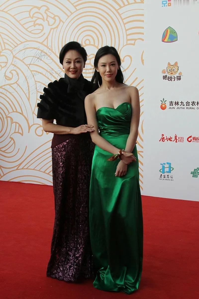 为什么好多女明星的女儿都没有妈妈好看呢？

她也算一个吧，属于怎么捧也捧不红的那