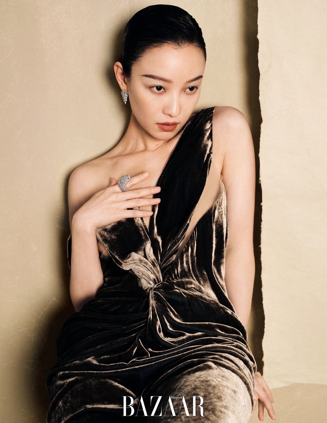 倪妮芭莎十月刊封面 时尚圈的“国风课代表”再出王炸！登《时尚芭莎》十月封面，金箔