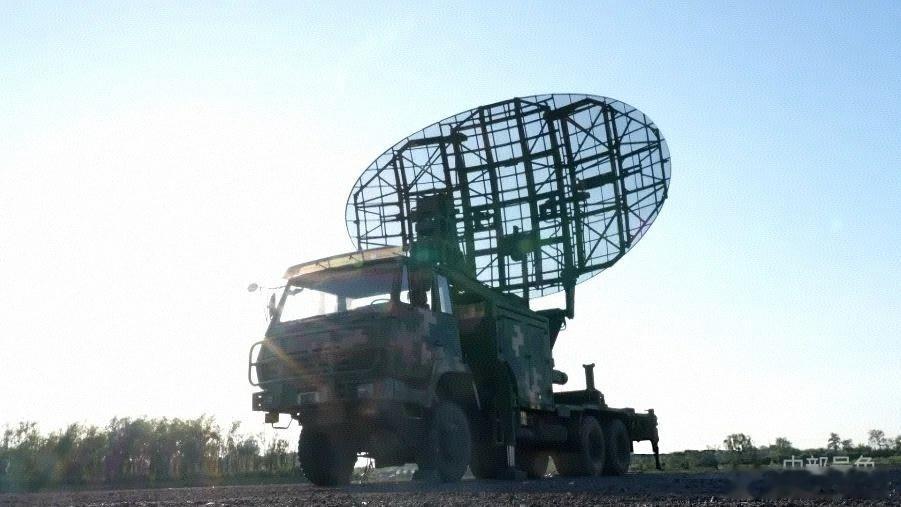 野战3件套中部战区82集某旅紧贴实战要求，将防空分队拉至野外陌生复杂地域，聚焦远
