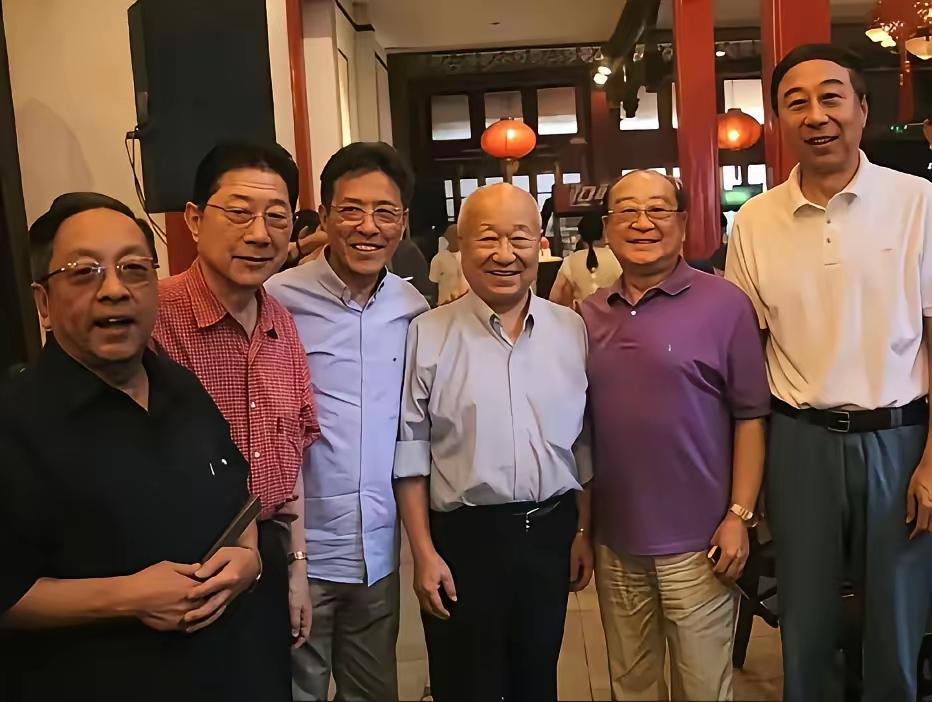 几位相声领域的知名人物同框：

我认出了著名相声表演艺术家常贵田，赵佩茹的掌门大