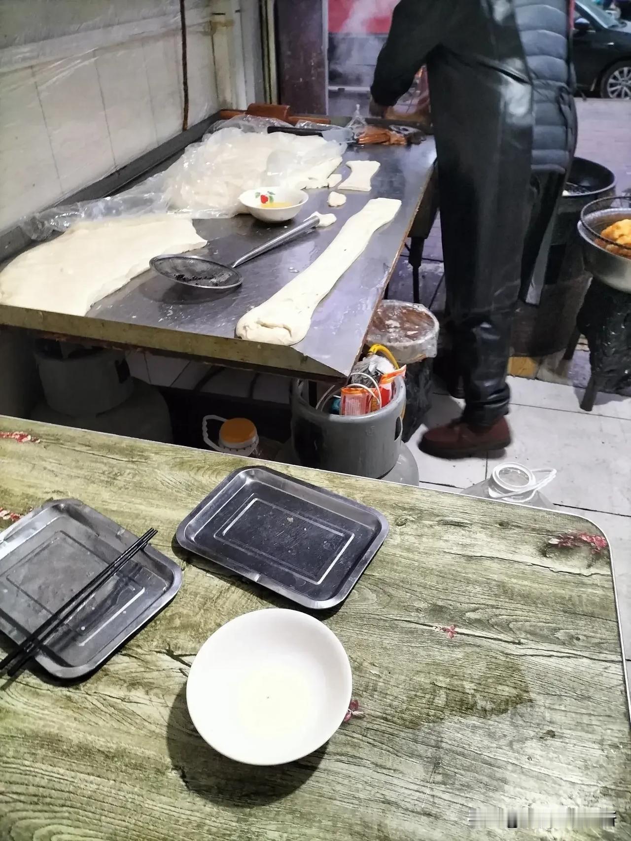 爱吃这一口的都是中老年，说我中年，是老黄瓜刷绿漆。
早晨又起晚了，领导问，你吃嘛