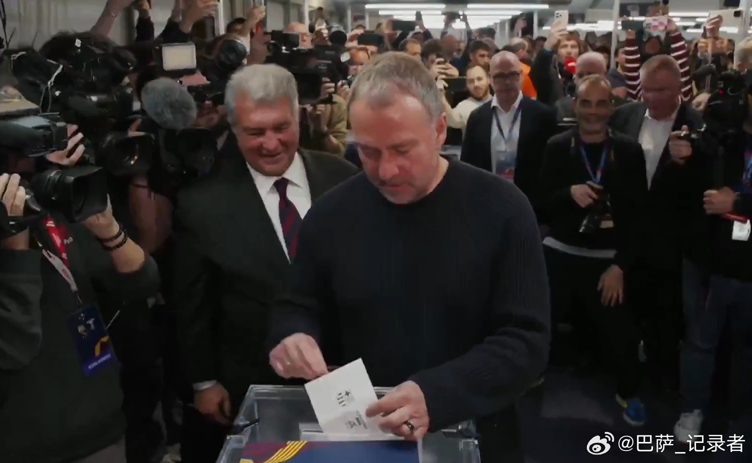 比赛结束后，男足一线队主帅汉西·弗里克行使俱乐部会员权力，投票选举巴塞罗那足球俱