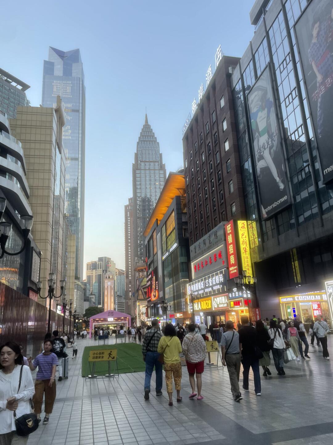 在解放碑开店快30年了，平时我们也不逛这儿