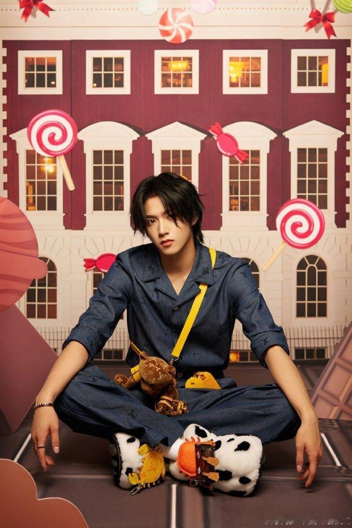 #刘耀文新歌# 刘耀文新歌《SUGAR》造型来啦[送花花]长发牛仔衣男友感十足[