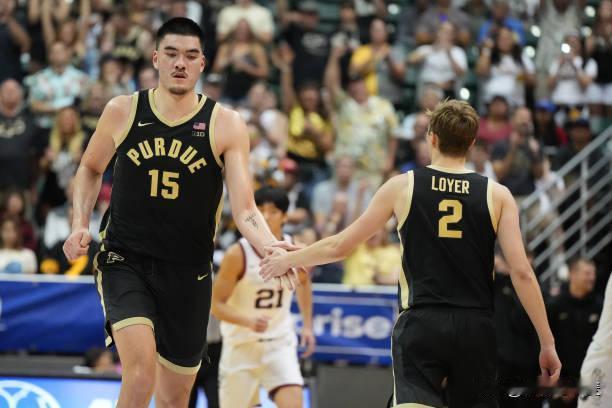 普渡大学以73比63战胜了冈萨加大学。普渡先发大四中锋扎克-艾迪（Zach Ed