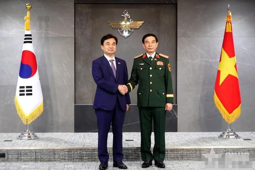 中国的一个邻国，正在向菲律宾、越南偷偷“递刀”！
 
韩国卖给越南20门K9自行