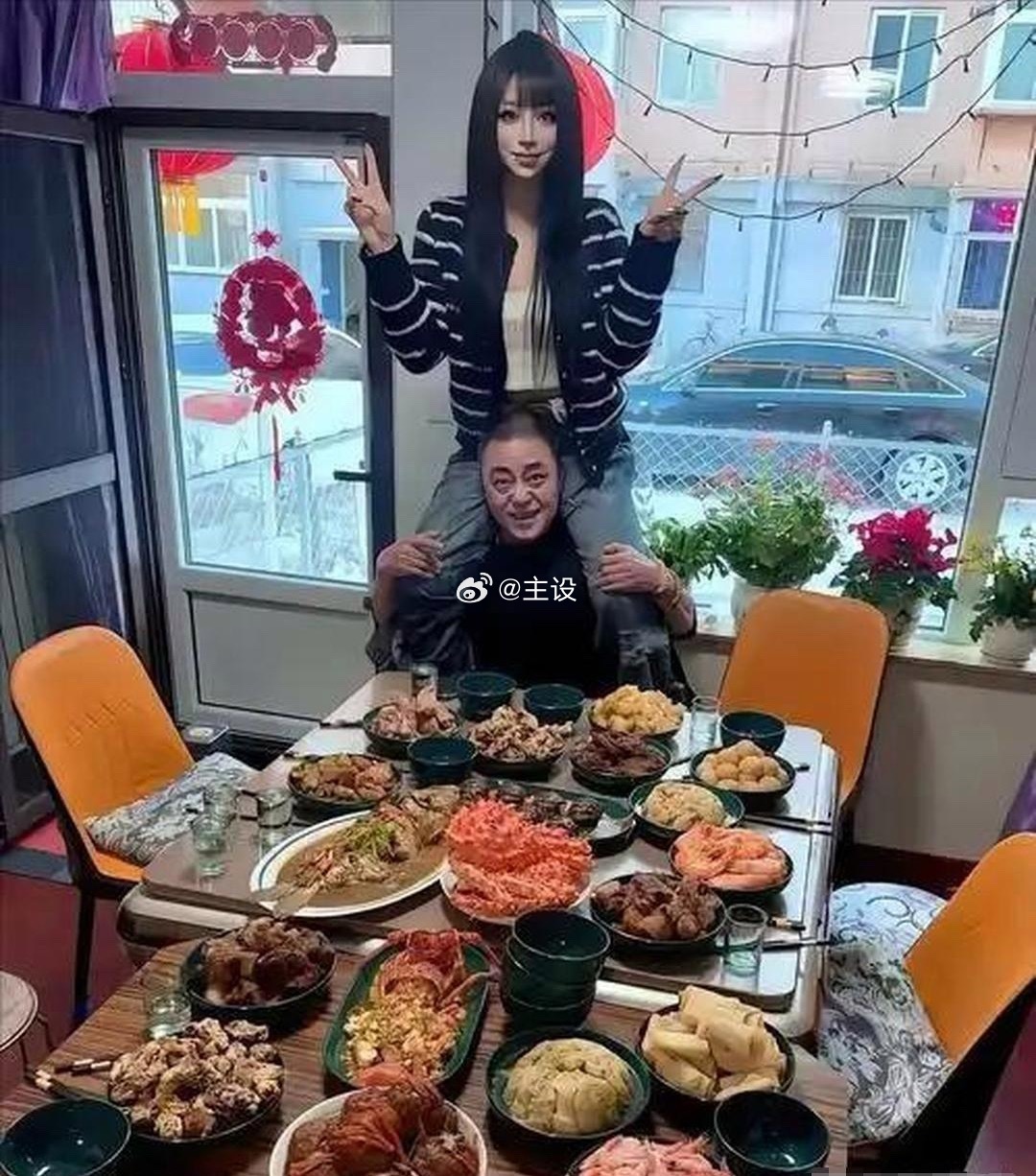这么大的人了，还坐在爸爸的肩膀上，不合适吧 