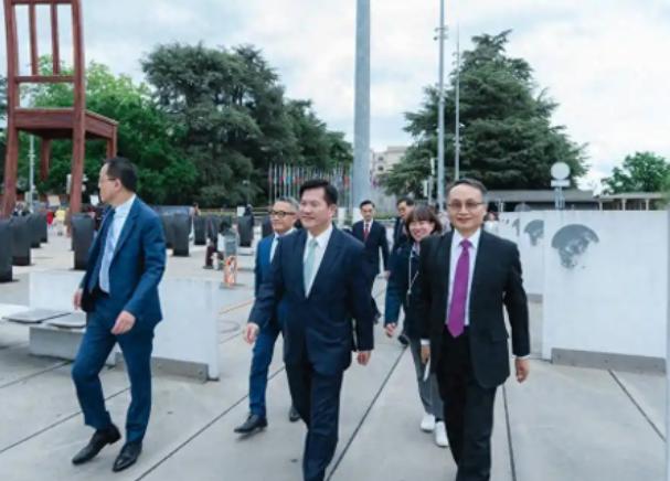 日内瓦上演丢人现眼一幕！第七十九届世界卫生大会刚刚开幕，就有个不速之客在会场外上