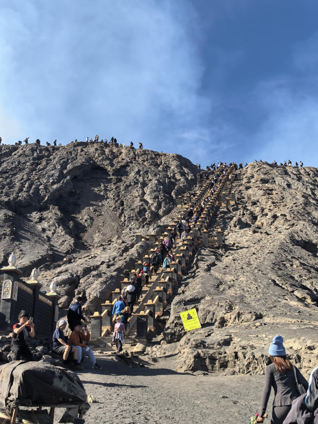  
 
布罗莫火山抒怀
 
印尼东爪哇
藏着举世闻名
的布罗莫火山
让我们一同走