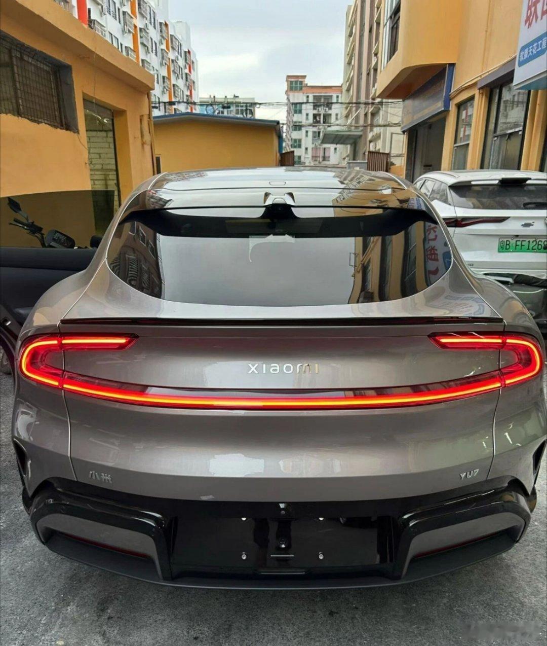 小米YU7看上去确实蛮漂亮的。诞生在我们国产配件胜出的年代，各个赛用品牌都争相推