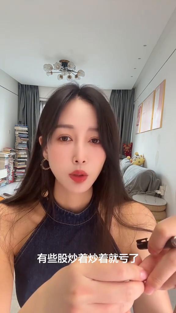 亏钱就到处蹭饭算了。
我准备出去蹭饭吃了，没钱吃饭了。真的是谈恋爱，有的人走着走