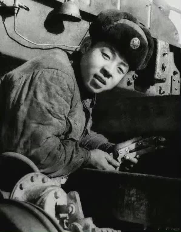 雷锋（1940年12月18日—1962年8月15日），原名雷正兴，出生于湖南长沙