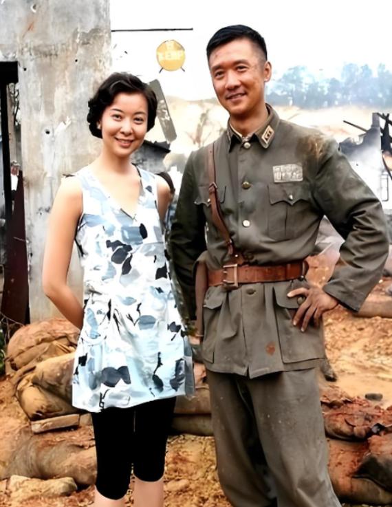 同居9年，黄志忠求了无数次婚，甚至父亲病重时红着眼求她假扮儿媳，柯蓝都拒绝了。不