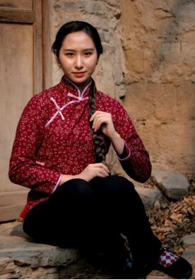 1971年，曹德旺当炊事员时，发现有女人偷东西，抓住她后，女人立马求饶：“只要你