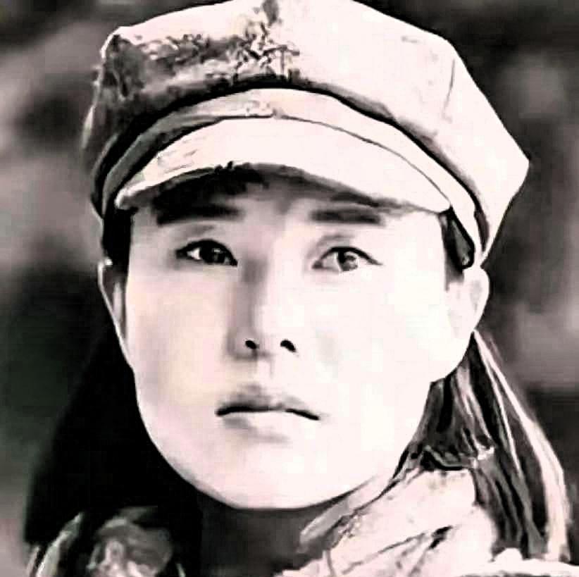 1937年，15岁女红军被敌人抓住，正要被砍头时，一名敌军官走过来，摸摸她的脸：