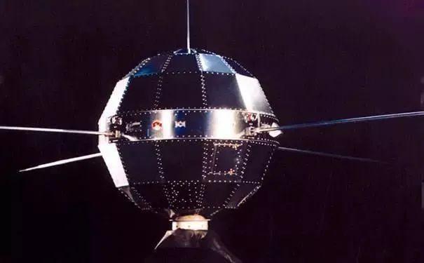 1970年4月24日凌晨，毛泽东批准实施发射我国第一颗人造卫星“东方红1号”，当