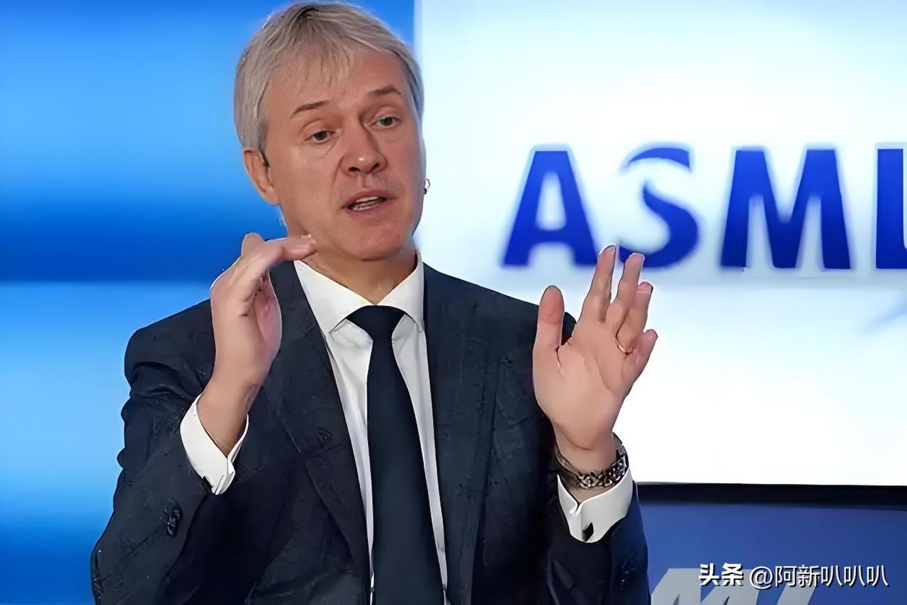 10月31日，荷兰政府突然宣布收紧对华光刻机出口，不仅停了高端EUV设备，连之前