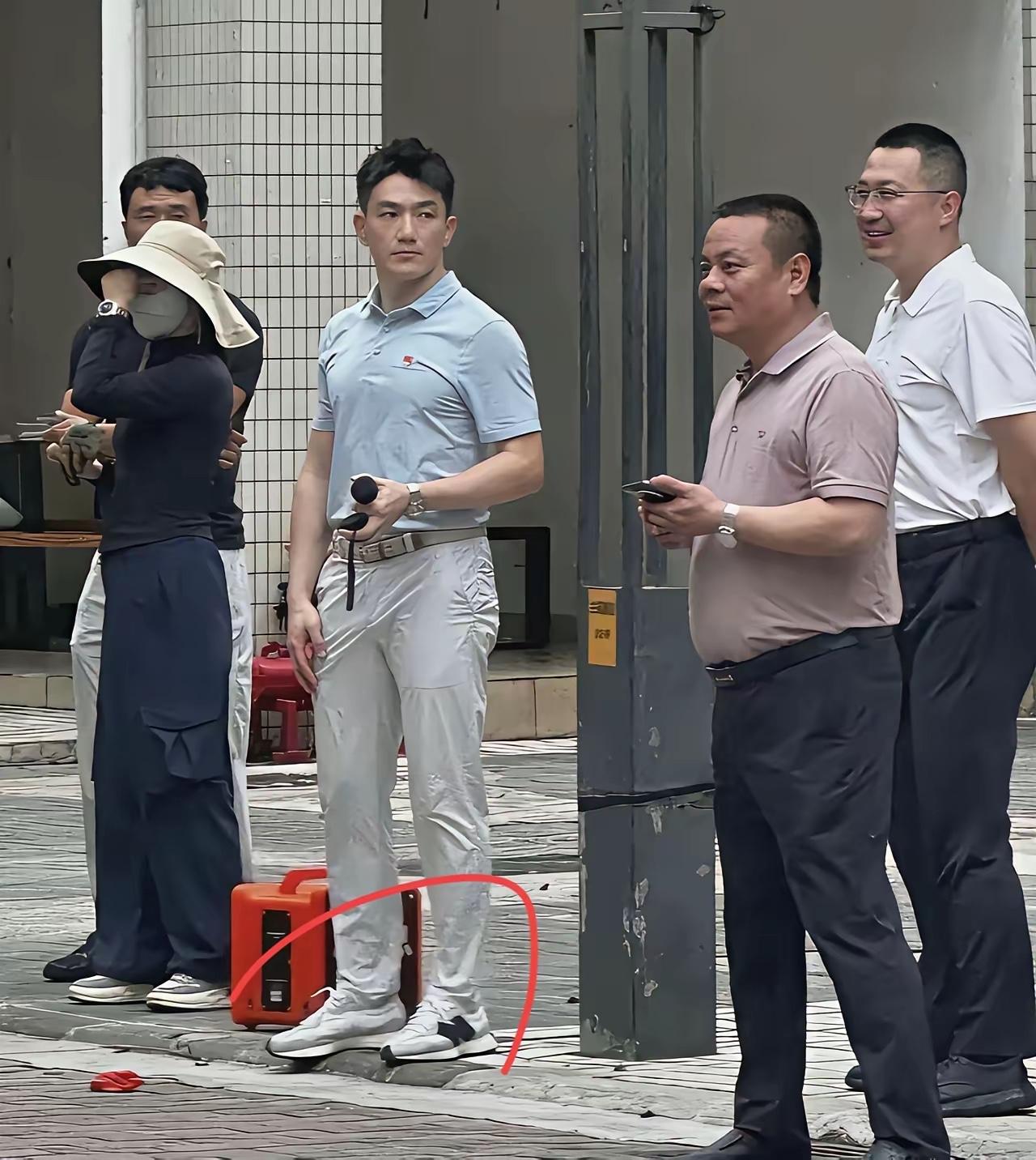 张馨予老公穿的鞋子是什么牌子的？颜色挺好看