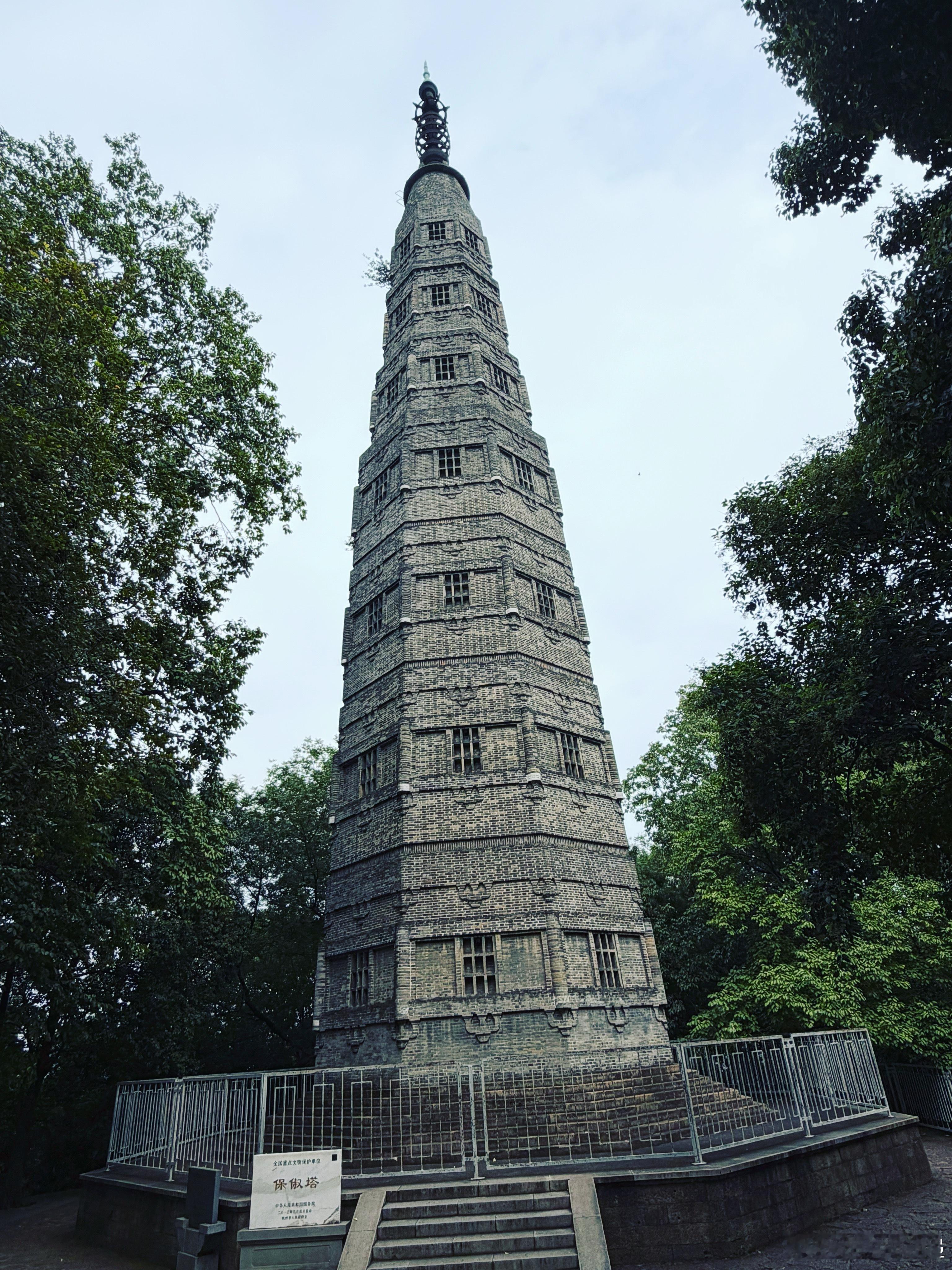 保俶塔，民间传说吴越王钱弘俶要去开封觐见宋帝，吴延爽建塔祈福，保佑钱弘俶平安归来