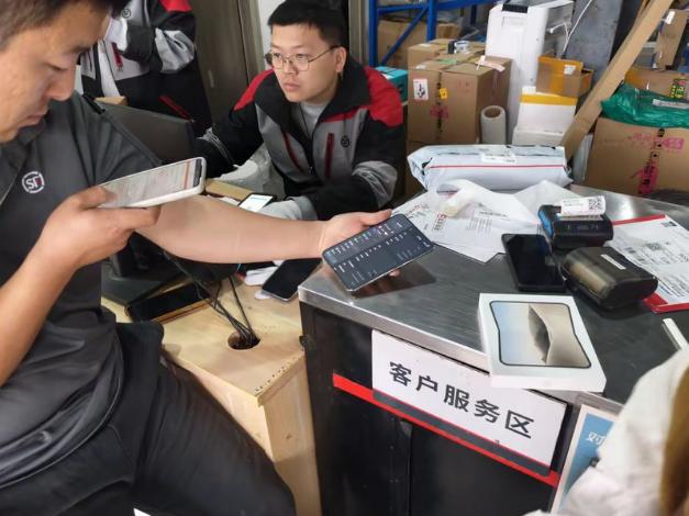 快递小哥最怕的事，可能是客户拿到新 iPhone 后突然来一句：
帮我把旧手机的