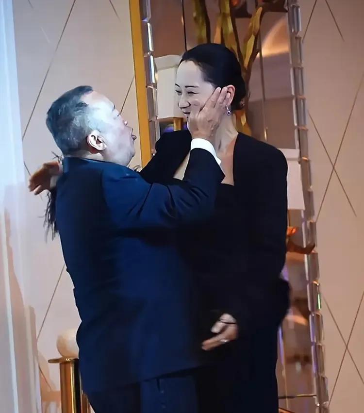 怎么看着就想笑呢？曾志伟的热情让海清也没有办法。这礼节是不是有点过？摸了好几遍脸