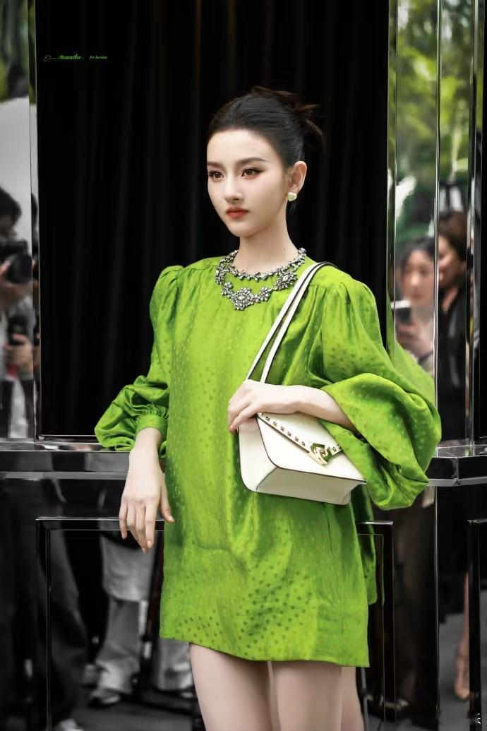 宋祖儿的活动状态宋祖儿筷子腿 宋祖儿的活动状态，宋祖儿筷子，一身明艳波点绿裙+大