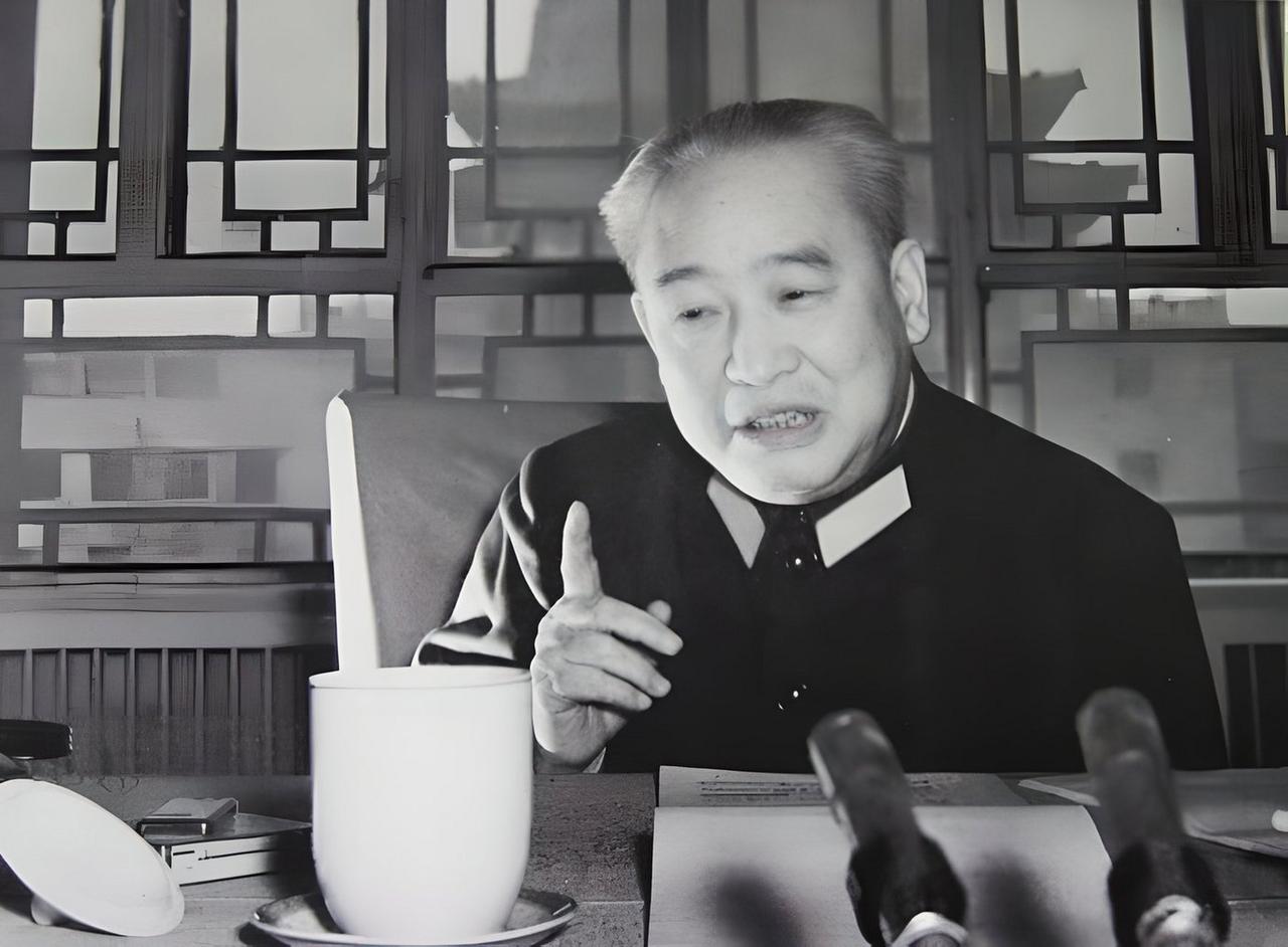 1983年，时任总政主任余秋里中将回乡探亲，弟弟却不愿相见。村长亲自去请也不行，