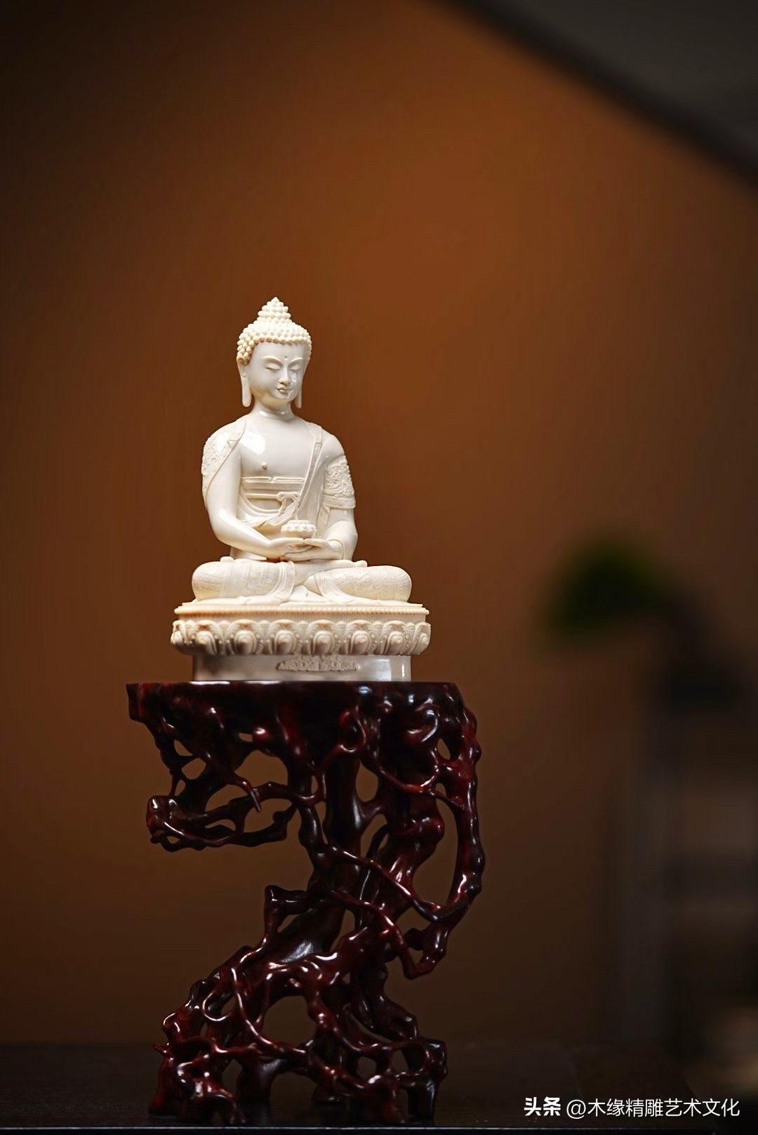 一尊药师佛，安住一方清宁。

猛犸象牙温润如脂，佛陀结跏趺坐，双手托钵，垂目含慈