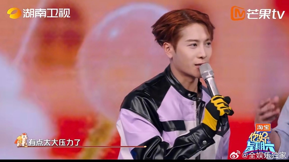 王嘉尔这一跳给李雪琴吊成翘嘴 抢花环节甜度超标！王嘉尔帅气夺花递雪琴，雪琴笑成翘