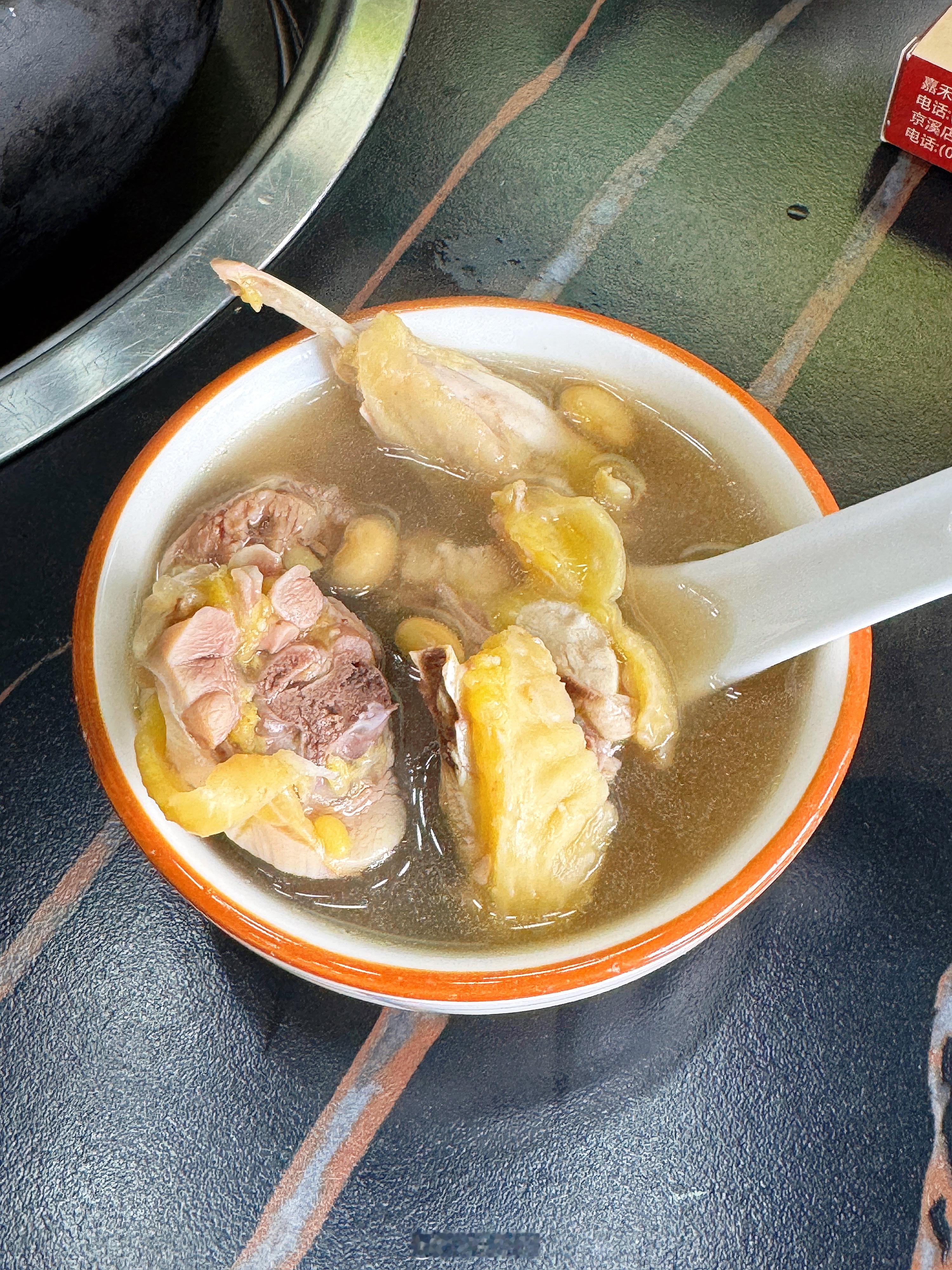 美食探店广州探店 顶流“莫氏鸡煲”是排不上队了，但同款还是很容易get的，毕竟广