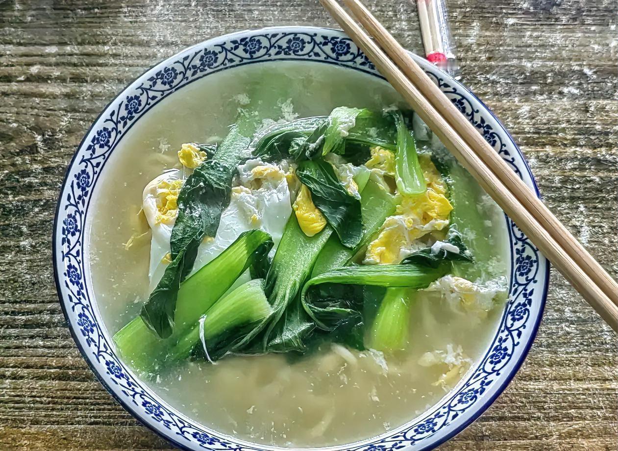 今天早饭是一碗鸡蛋手擀面，我老家江苏徐州铜山县金山桥，对面条情有独钟。面条物美价