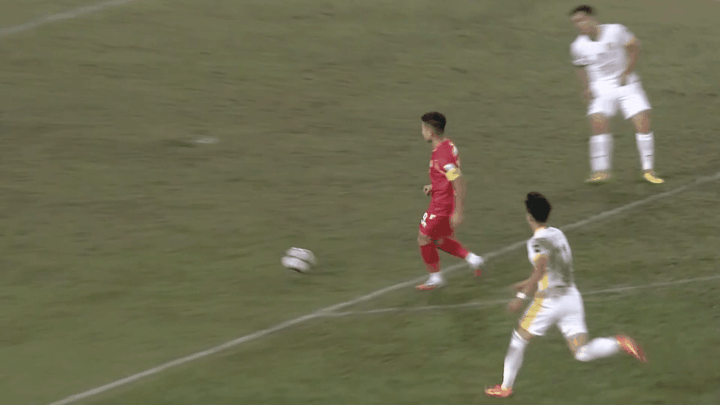 河内公安vs北京国安 这个半场可以说，拉米罗终于带着国安彻底爬出了低谷，心气、跑