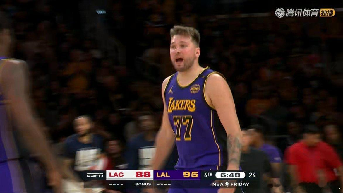 瞄准上了！东契奇三分打停快船！ 🔥东契奇目前拿下26分 