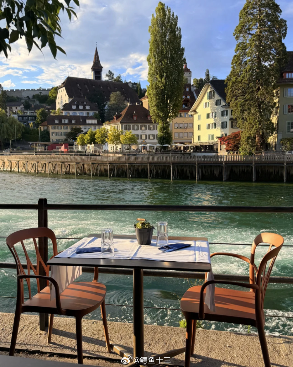 a股 这是在哪里啊？夏天真的太美好啦大涨日！luzern卡佩尔桥边的希腊餐厅Am