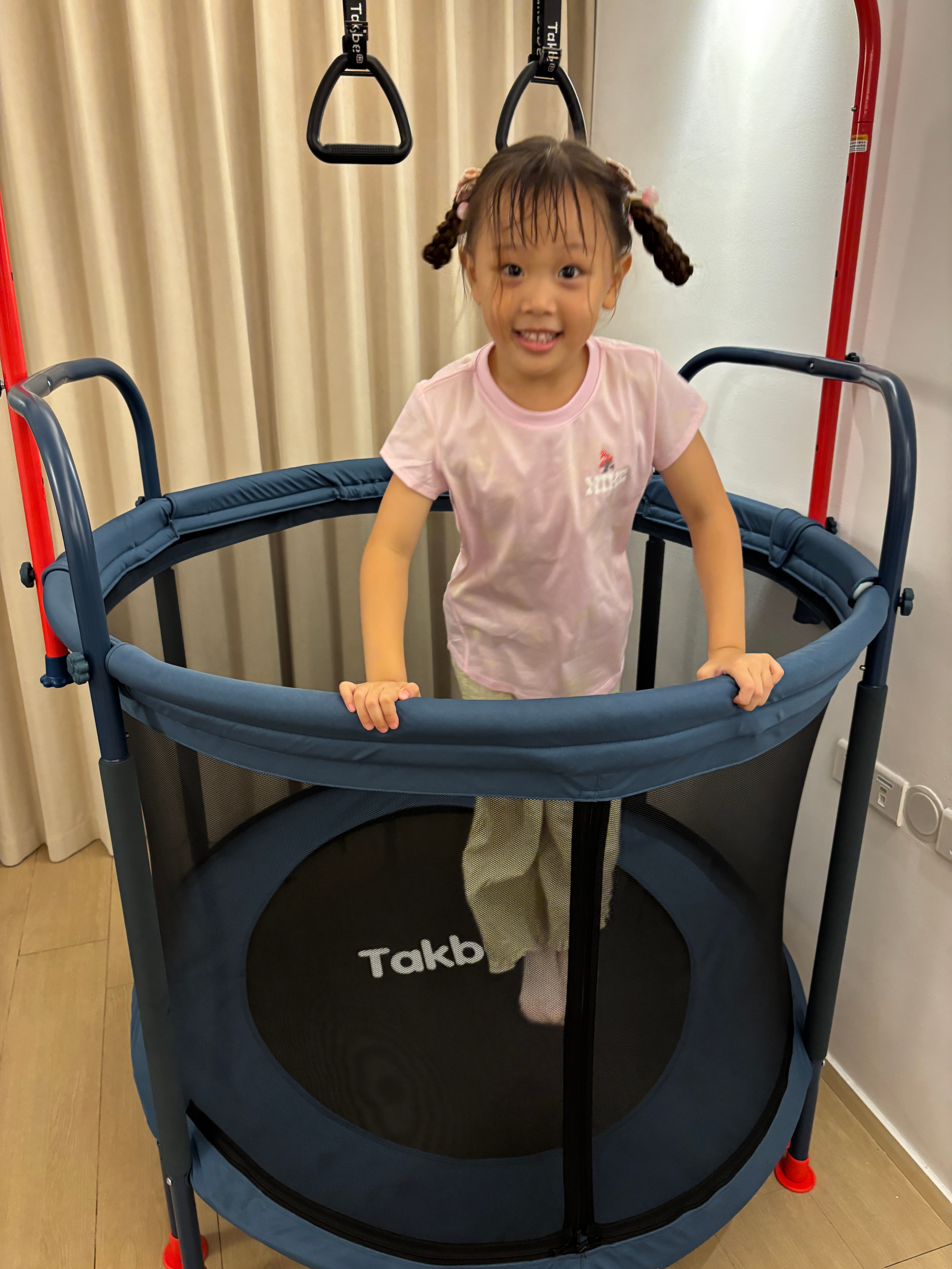 两个小孩，一种生活。不需要教他们怎么玩，只要给他们足够的空间，他们自己会找到平衡