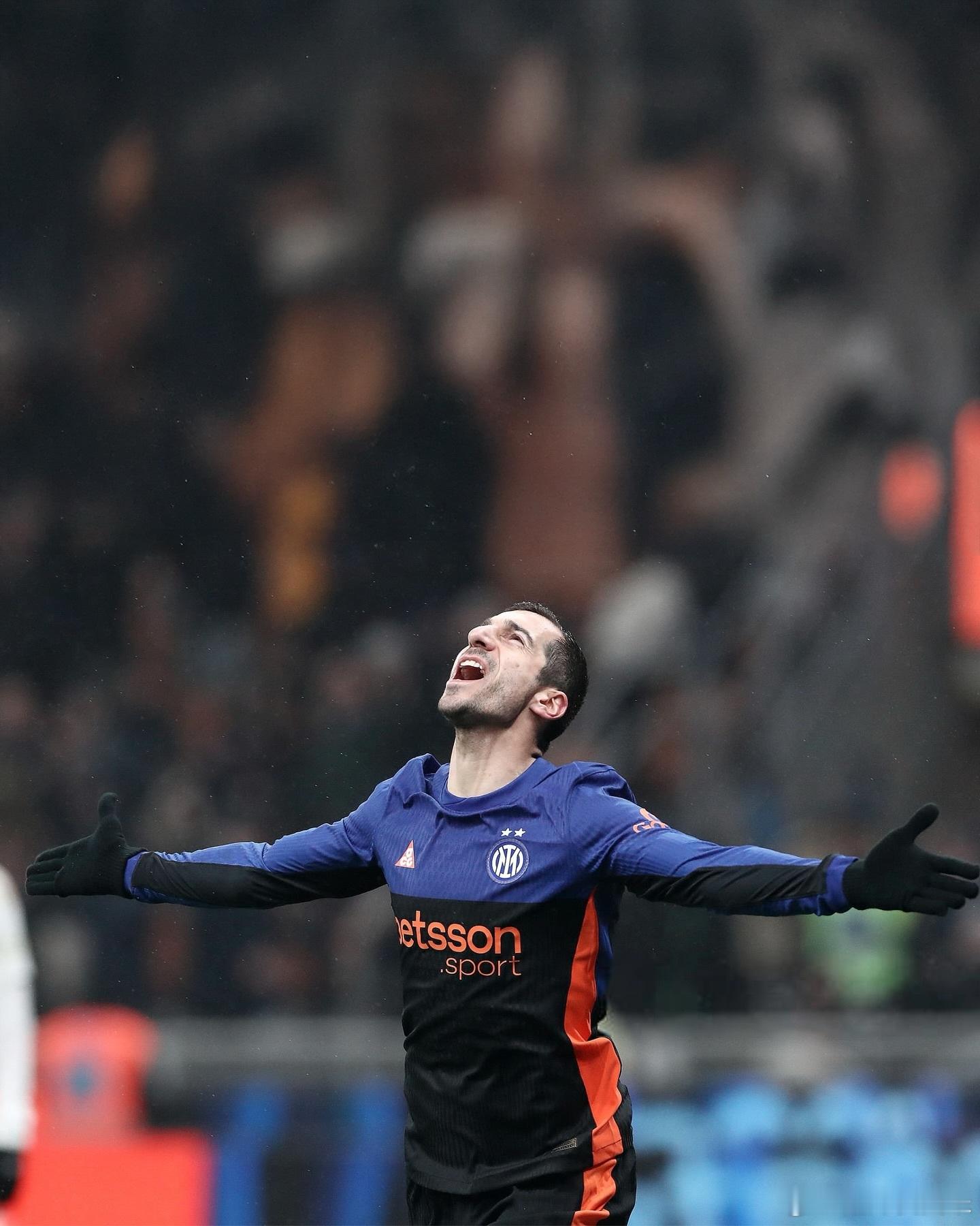 足球市场：国际米兰管理层似乎有意延长姆希塔良的合同至2027年。国际米兰热点现场